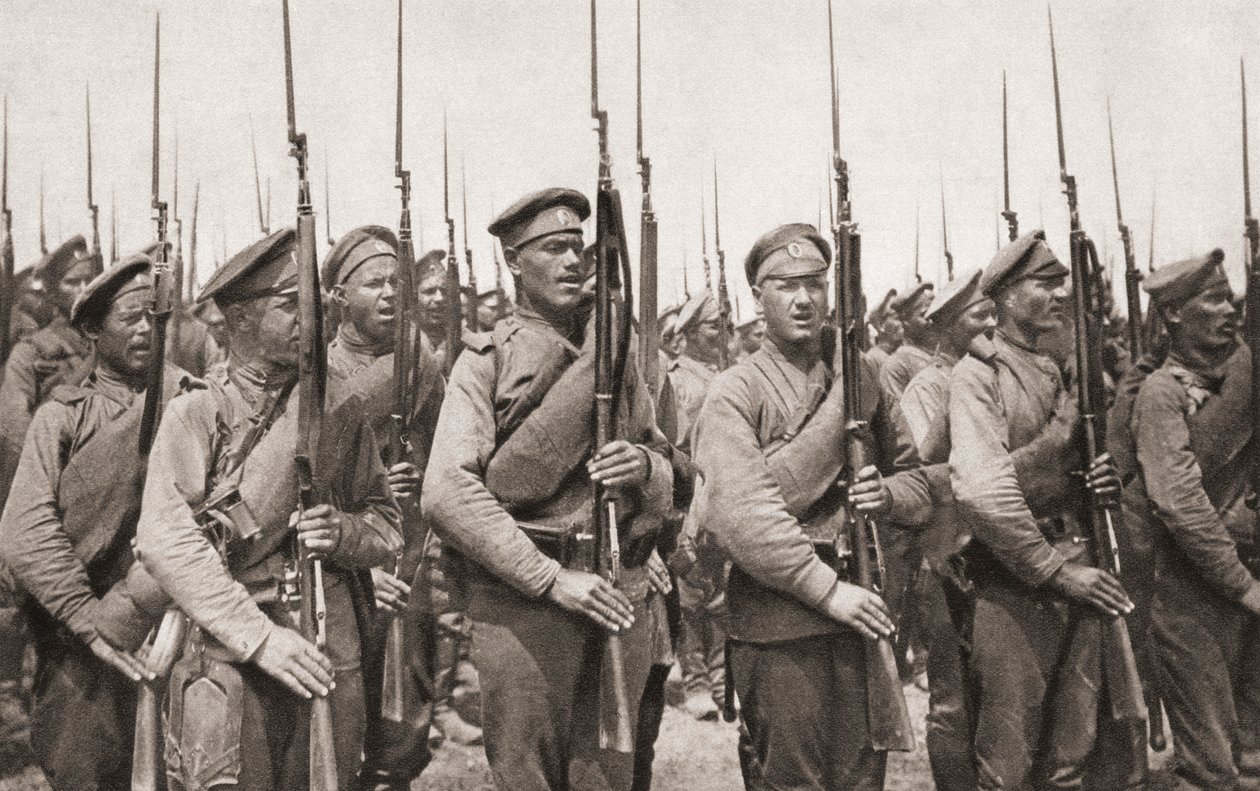 द इलस्ट्रेटेड वॉर न्यूज़, 1915 से विश्व युद्ध एक के दौरान परेड और हथियार पेश करने पर रूसी पैदल सेना द्वारा अंग्रेजी फोटोग्राफर