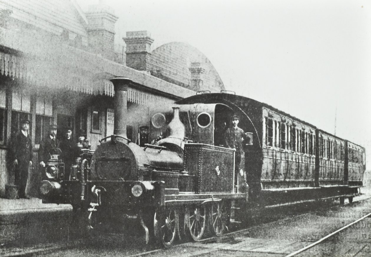 दक्षिण डॉक स्टेशन: 1880 में स्टेशन पर एक चार पहिया युग्मित टैंक लोकोमोटिव द्वारा अंग्रेजी फोटोग्राफर