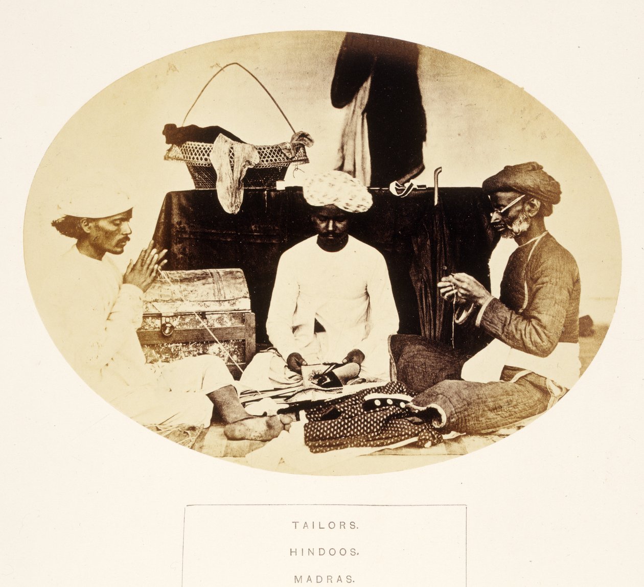 जे। फोर्ब्स वॉटसन द्वारा द पीपल ऑफ इंडिया, टेलर्स, मद्रास, 1868 (एल्बम प्रिंट) द्वारा अंग्रेजी फोटोग्राफर