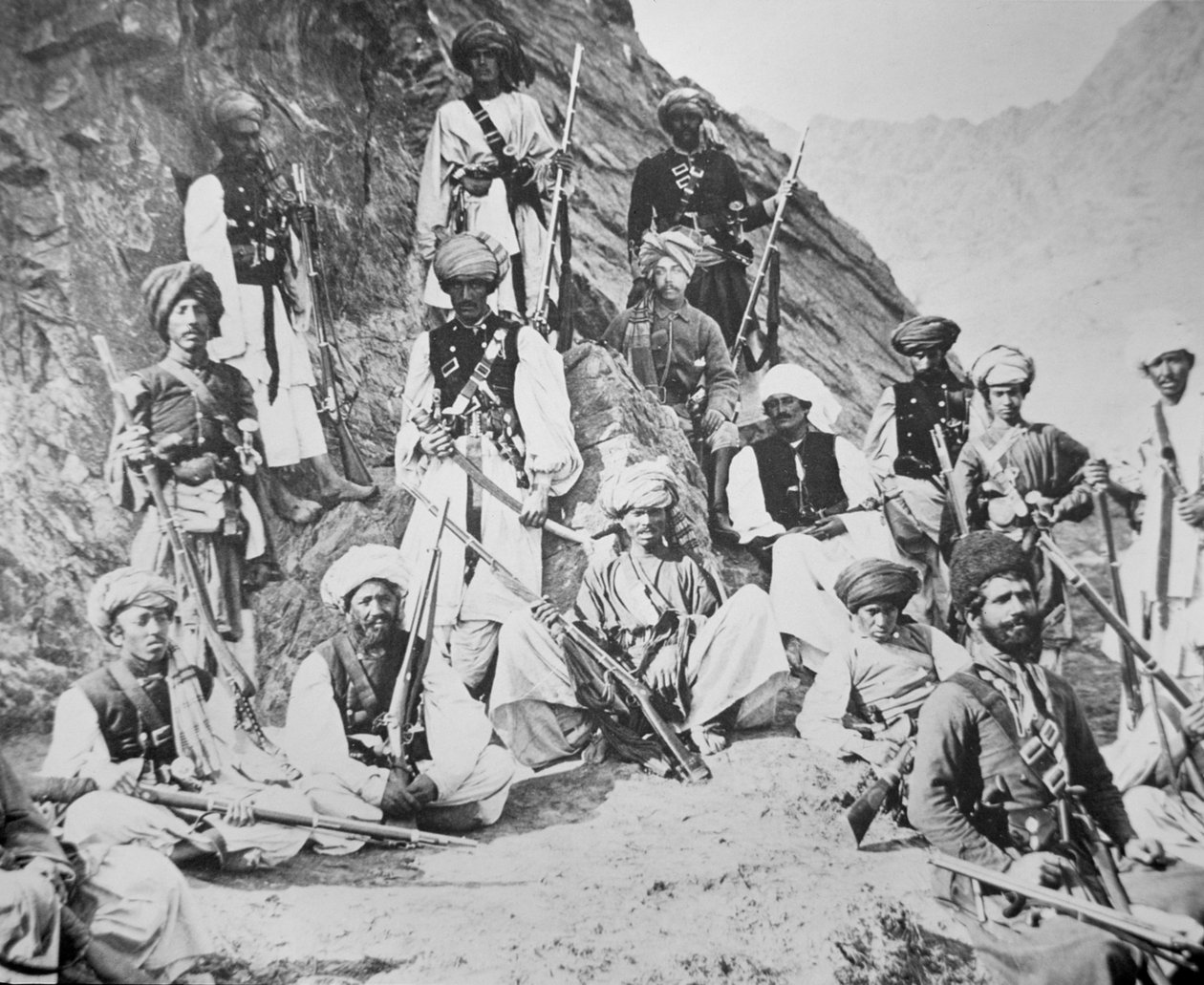 अपने कुछ योद्धाओं के साथ लालपुरा का खान (बी/डब्ल्यू फोटो) द्वारा अंग्रेजी फोटोग्राफर