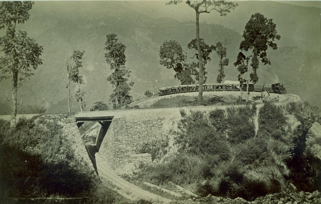 दार्जिलिंग हिमालयन रेलवे, 1880 के दशक में तिंधरिया में एगोनी प्वाइंट पर पाश द्वारा अंग्रेजी फोटोग्राफर