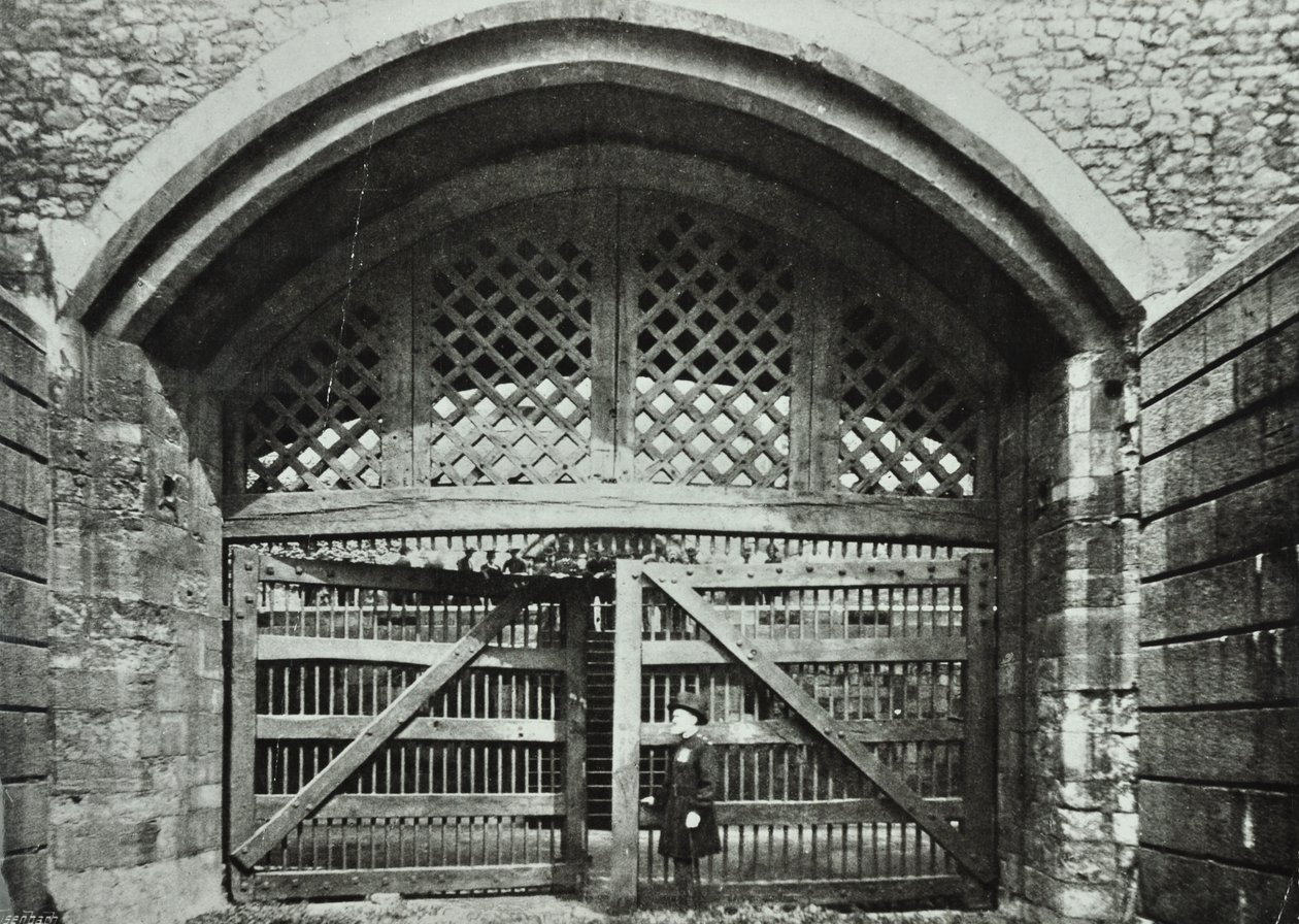 टॉवर ऑफ लंदन, टॉवर हिल: ट्रैवर्स गेट, 1890 द्वारा अंग्रेजी फोटोग्राफर