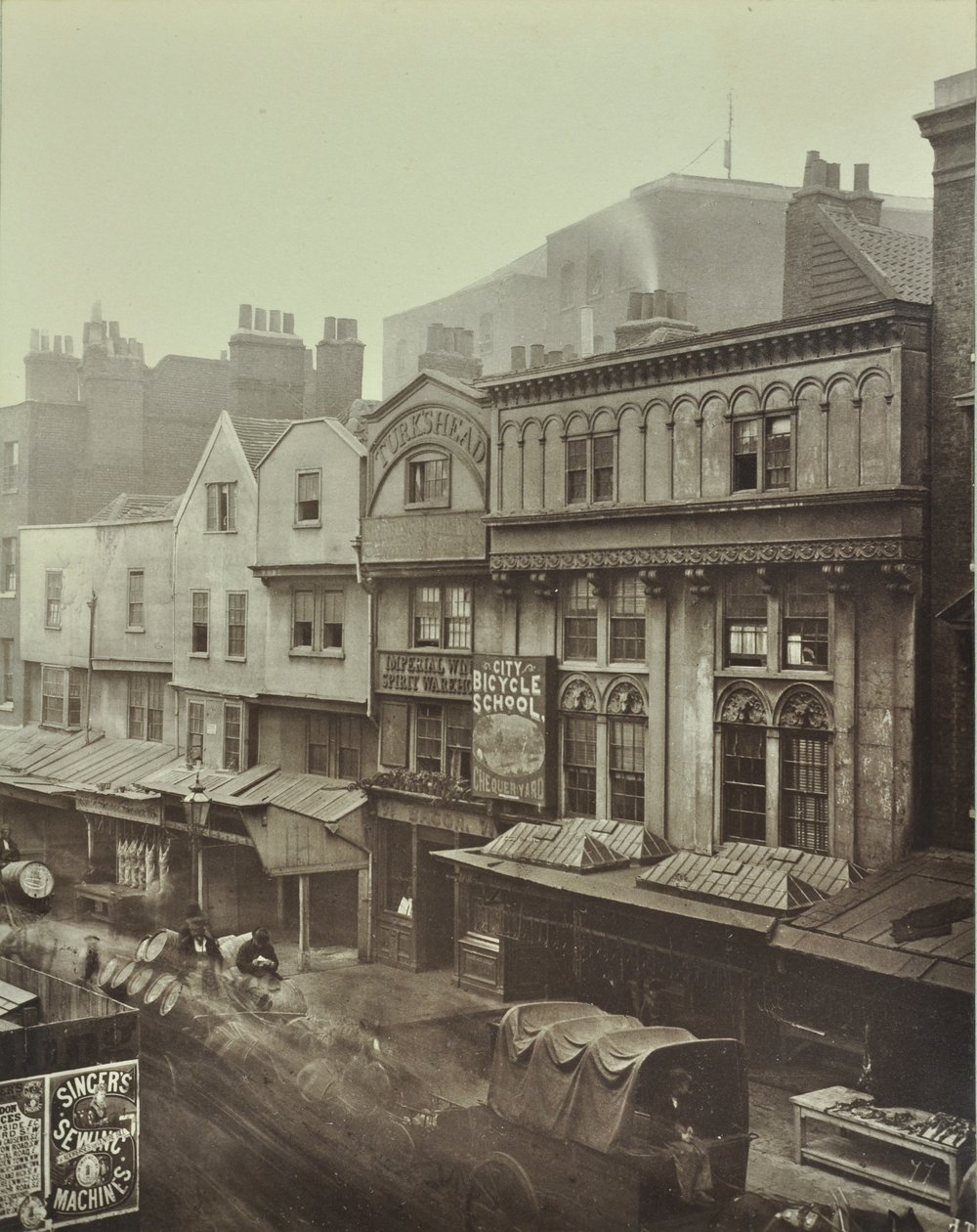 टर्क्स हेड, एल्डगेट, लंदन, 1883 द्वारा अंग्रेजी फोटोग्राफर