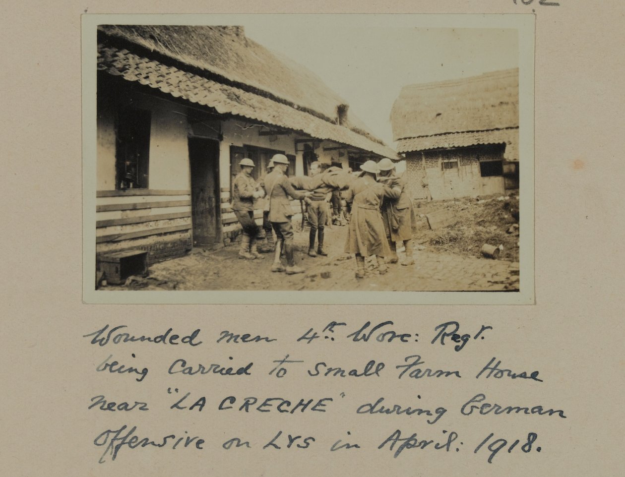घायल आदमी, 4 वां, वोरक: रिगट। अप्रैल 1918 को LYS पर जर्मन आक्रामक के दौरान "LA CRECHE" के पास छोटे फार्म हाउस में ले जाया जा रहा था द्वारा अंग्रेजी फोटोग्राफर