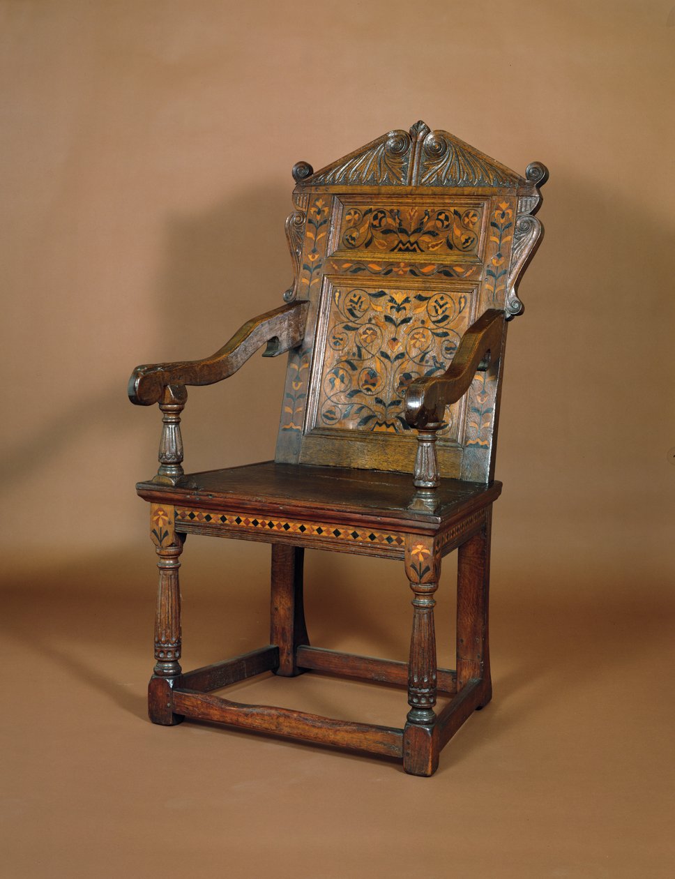 एक चार्ल्स I आर्मचेयर, मिड 1600s (मार्कीट इनले के साथ ओक) द्वारा अंग्रेजी स्कूल