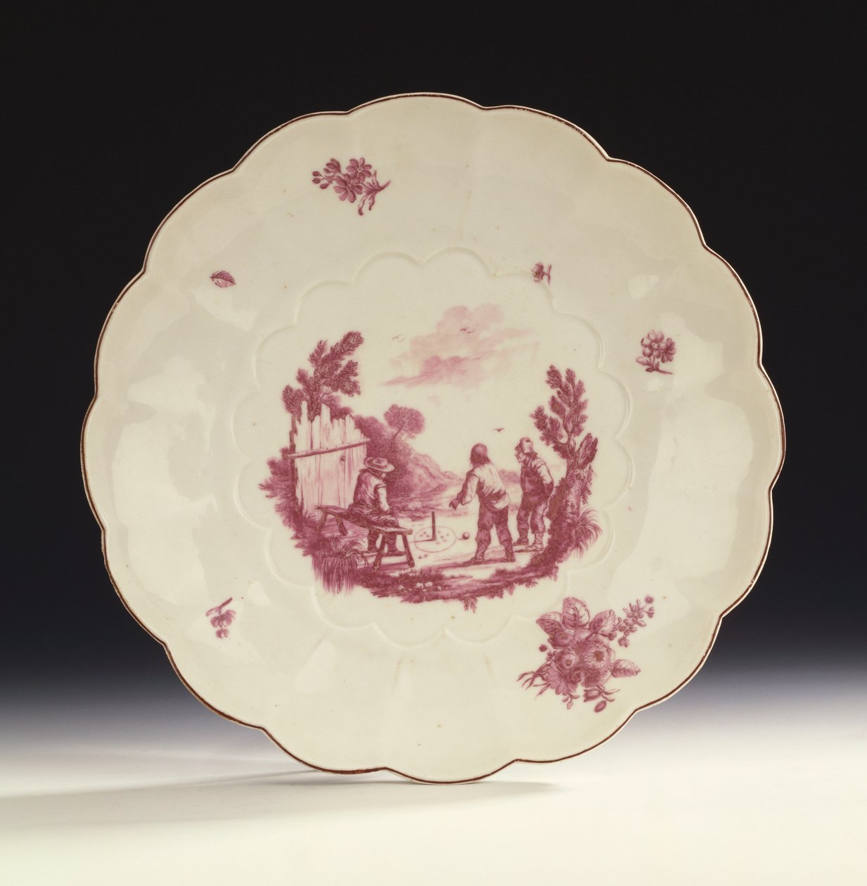 टेनियर के 'ले जेउ डे ला गोबिल', c.1754 (सिरेमिक) के बाद तीन किसानों के साथ चित्रित एक चेल्सी बड़ा बांसुरी वाला गोलाकार व्यंजन द्वारा अंग्रेजी स्कूल