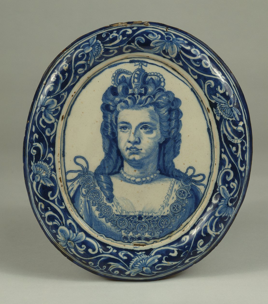 क्वीन ऐनी का Delft नीला और सफेद अंडाकार शाही चित्र पट्टिका, शायद लंदन, c.1705 द्वारा अंग्रेजी स्कूल