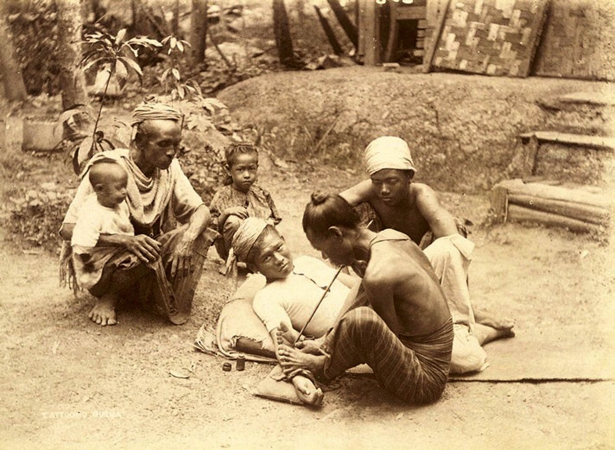 टैटू वाला एक शख्स, 1890 (सीपिया फोटो) द्वारा अंग्रेजी स्कूल