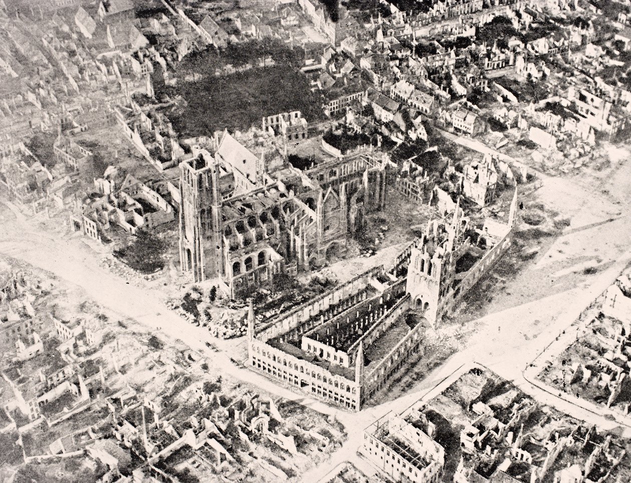 1915 में लंदन में प्रकाशित &39;द वॉर इलस्ट्रेटेड एल्बम डे-डीलक्स&39; से Ypres की पहली और दूसरी लड़ाई के बाद Ypres का हवाई दृश्य। द्वारा अंग्रेजी स्कूल