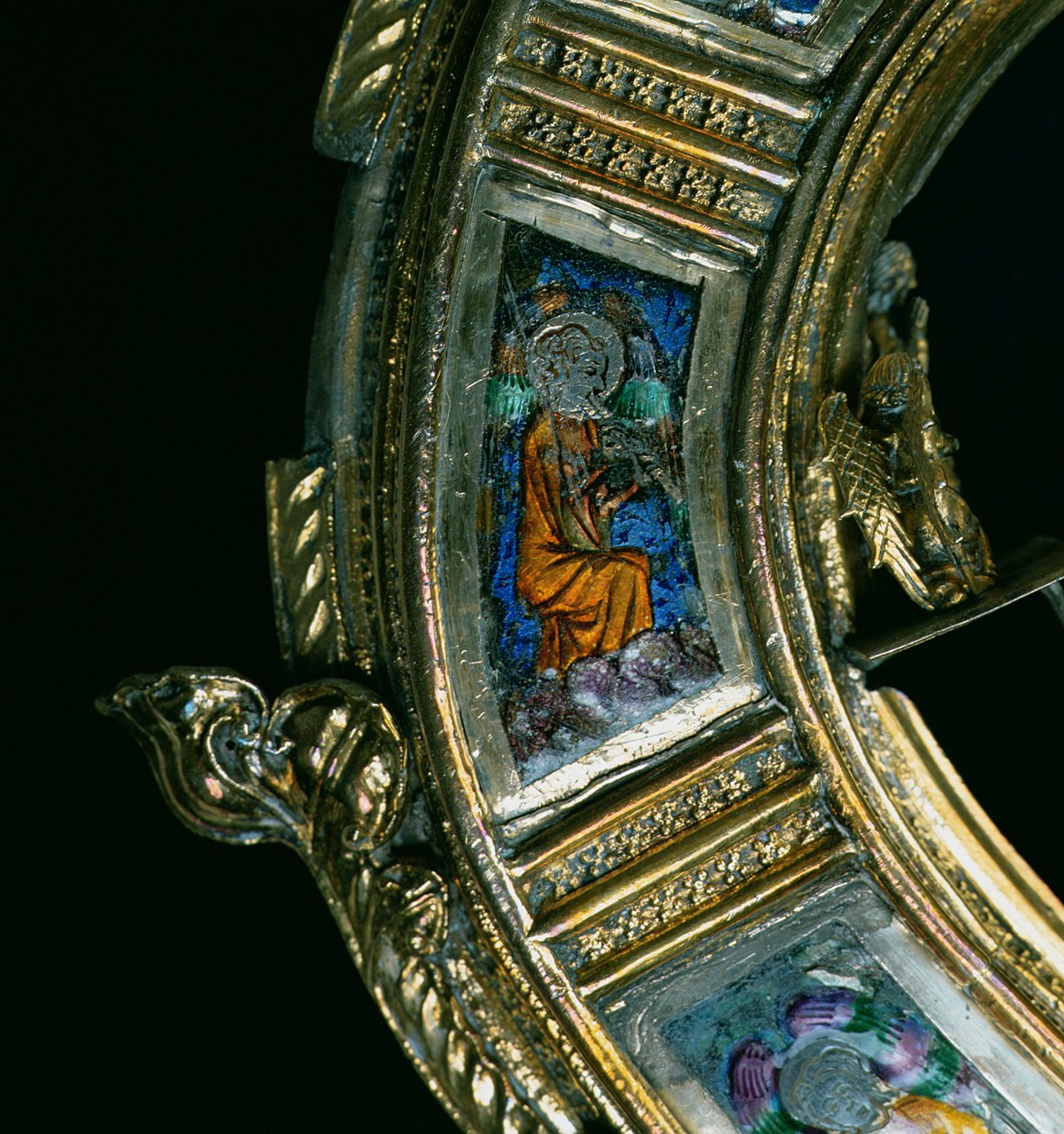 एंजेल एक विंड इंस्ट्रूमेंट बजाते हैं, विलियम ऑफ वियकेम के crozier (c.1320-1404) (सिल्वर गिल्ट एंड चम्पीलेव एनामेल) से विस्तार (205100-32 देखें) द्वारा अंग्रेजी स्कूल