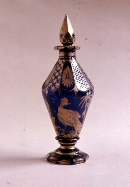 सर्पिल डाट के साथ द्वि-शंक्वाकार क्रूर बोतल, 1765-70 (गिल्ट ब्लू ग्लास) द्वारा अंग्रेजी स्कूल