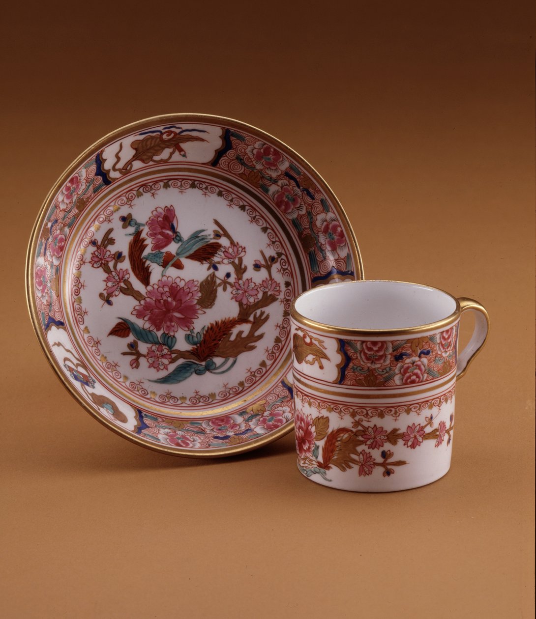 चीनी शैली के कॉफी कप और तश्तरी, स्पोड, स्टैफ़ोर्डशायर, c.1800 (चीनी मिट्टी के बरतन) द्वारा अंग्रेजी स्कूल
