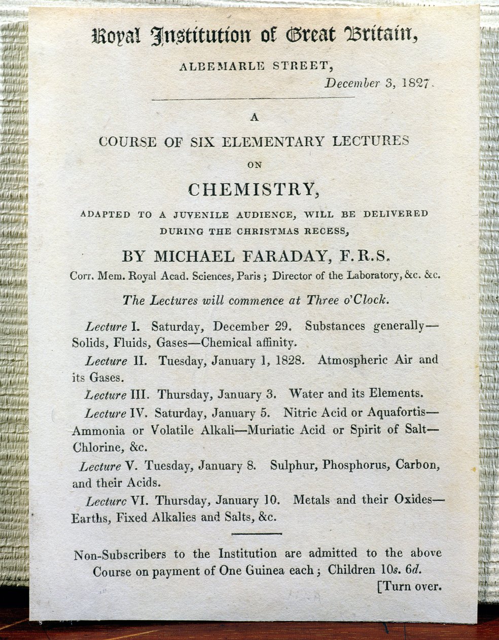 माइकल फैराडे (1778-1829) 3 दिसंबर 1827 को रसायन विज्ञान पर छह प्राथमिक व्याख्यान के लिए क्रिसमस हैंडबिल द्वारा अंग्रेजी स्कूल
