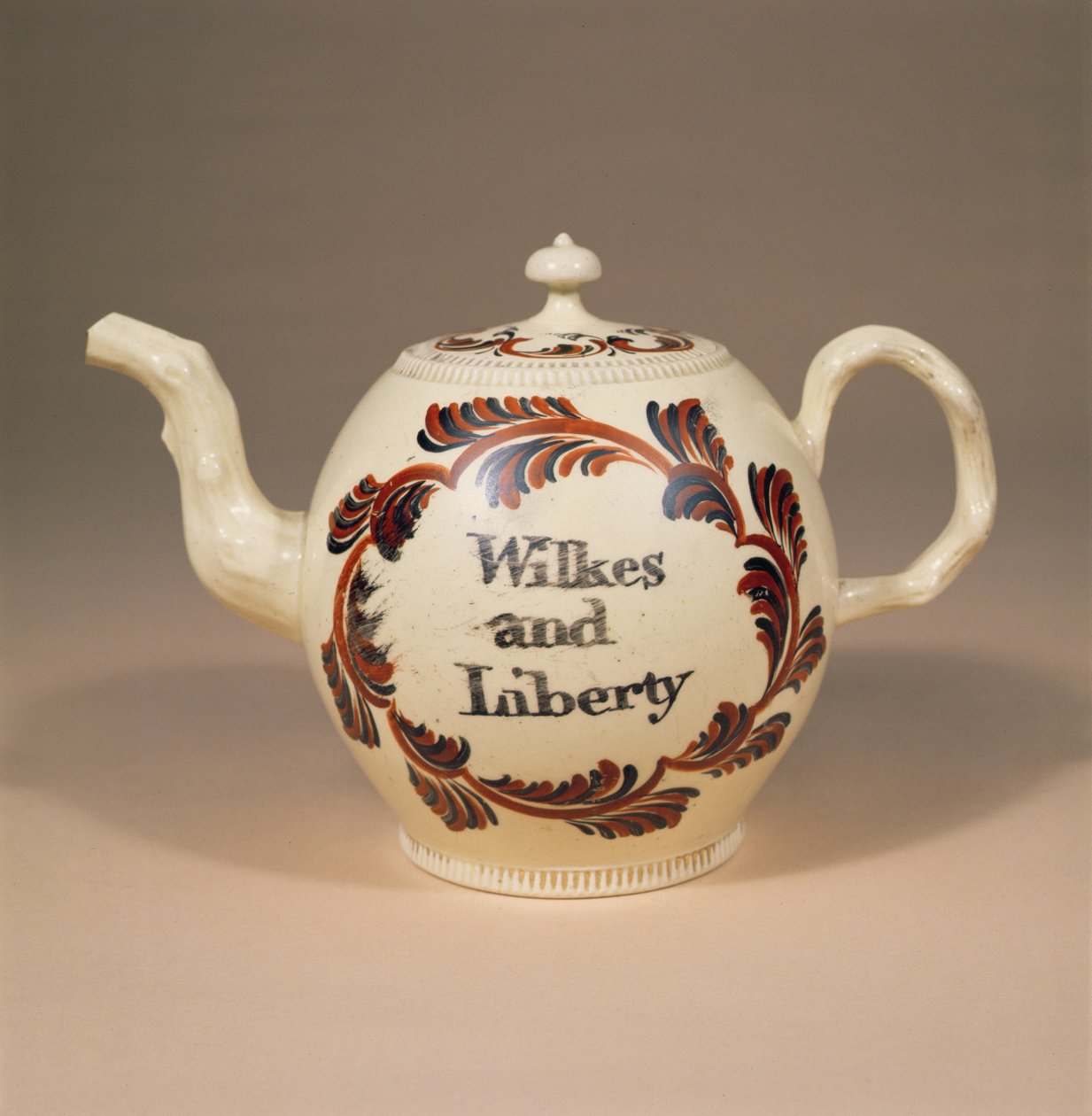क्रीमवेयर चायदानी, कॉकपिट हिल, डर्बी, c.1763 (सिरेमिक) द्वारा अंग्रेजी स्कूल