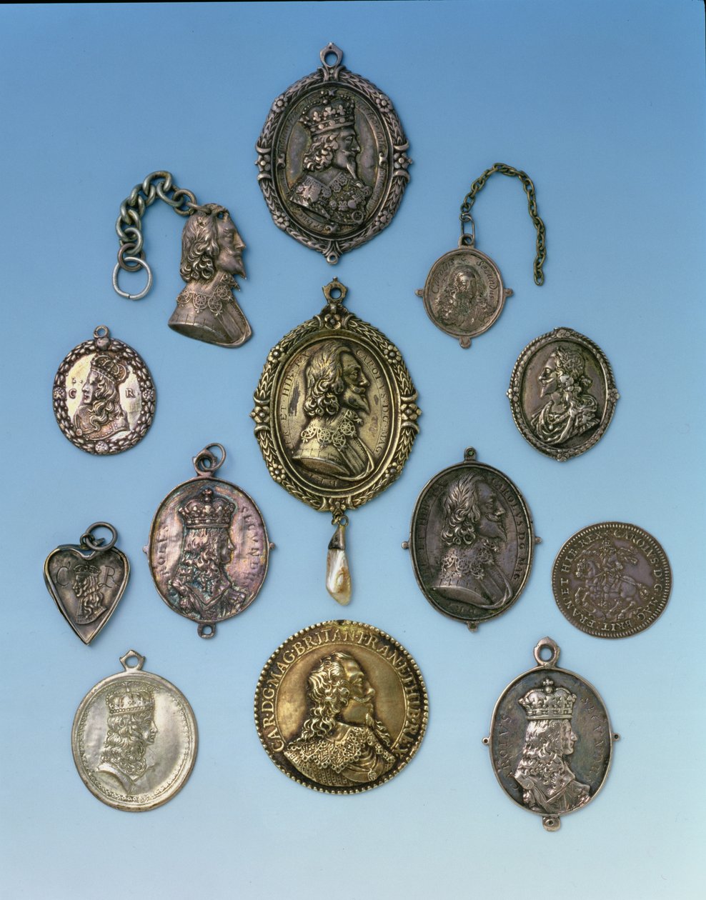 चार्ल्स I (1625-49) के समर्थकों के लिए अंग्रेजी गृहयुद्ध के बैज द्वारा अंग्रेजी स्कूल