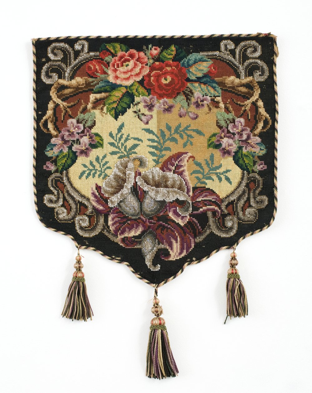 फायर स्क्रीन पैनल, c.1850 (बीडवर्क और सिल्क बैकिंग के साथ बर्लिन वूलवर्क कैनवास पैनल) द्वारा अंग्रेजी स्कूल