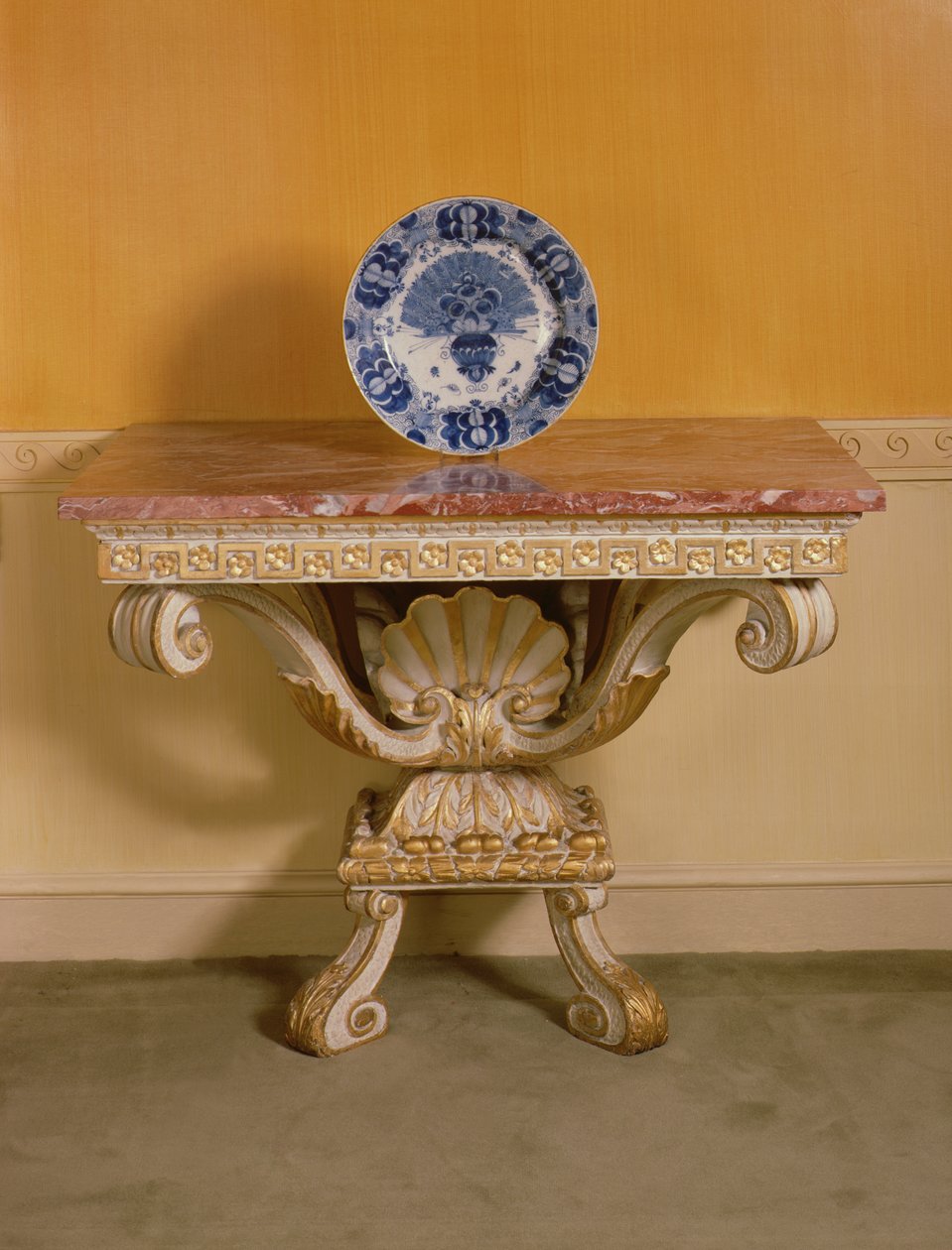 मार्बल टॉप के साथ जॉर्ज II कंसोल टेबल, पल्लाडियन स्टाइल, c.1750 (पार्सल गिल्ट) द्वारा अंग्रेजी स्कूल