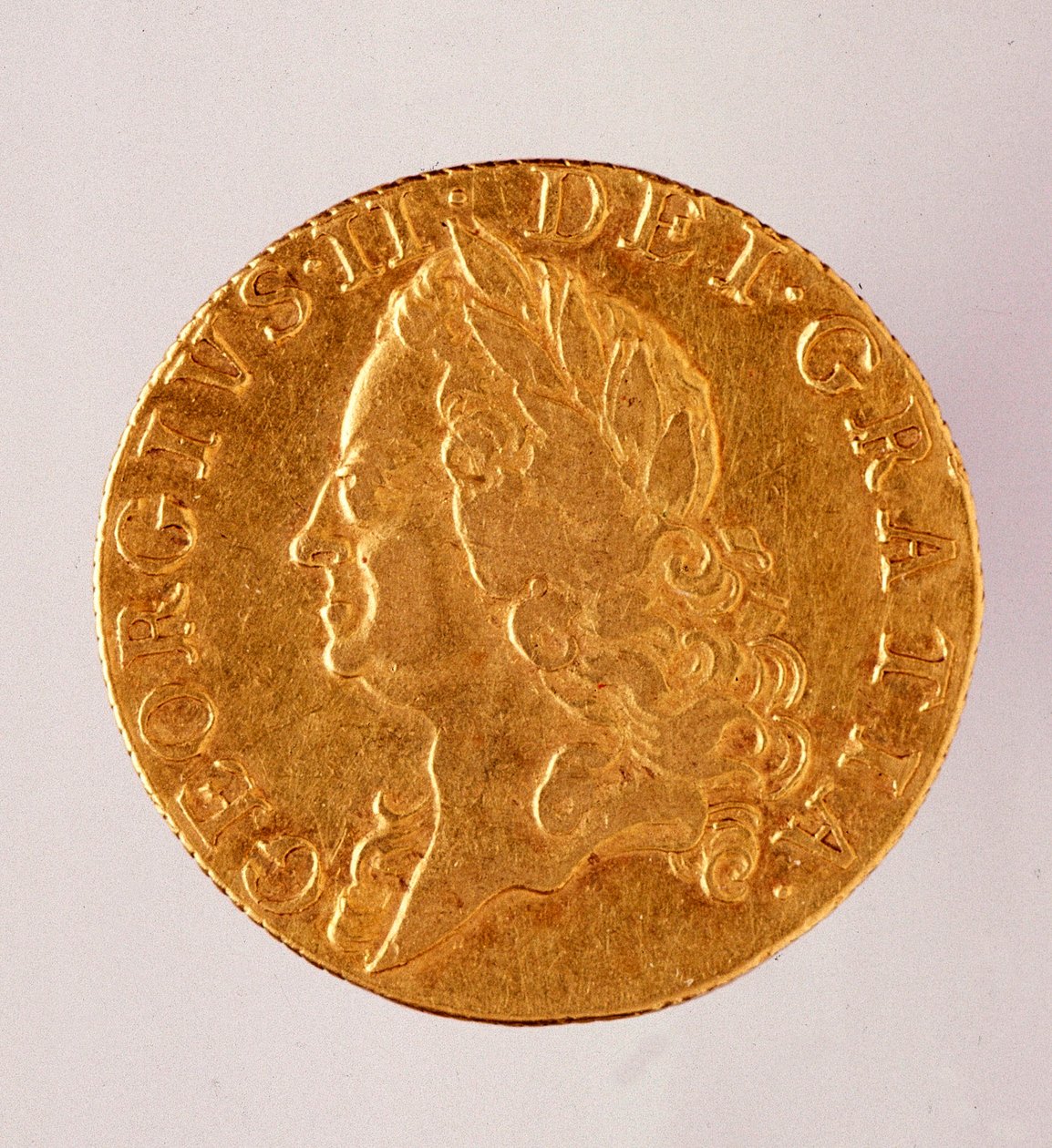 गोल्डन इंग्लिश गिनी (गिनी), किंग जॉर्ज II का शासनकाल (1714-1760) 18 वीं शताब्दी। दीम। २,५ सेमी नेपल्स, संग्रहालय पुरातत्व द्वारा अंग्रेजी स्कूल