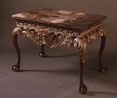 गेंद और पंजे के पैरों के साथ संगमरमर की शीर्ष तालिका, c.1720 (पार्सल गिल्ट और संगमरमर) द्वारा अंग्रेजी स्कूल