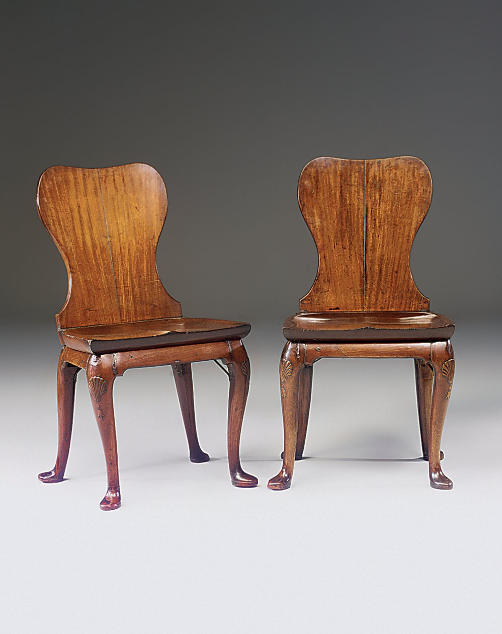 जॉर्ज II हॉल कुर्सियों की जोड़ी, c.1730 द्वारा अंग्रेजी स्कूल