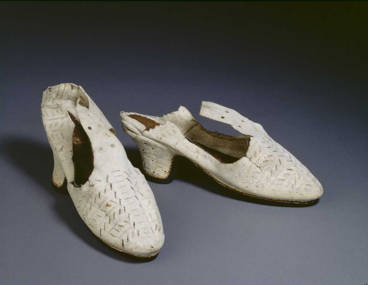 सफेद जूते की जोड़ी, c.1590s (साबर) द्वारा अंग्रेजी स्कूल