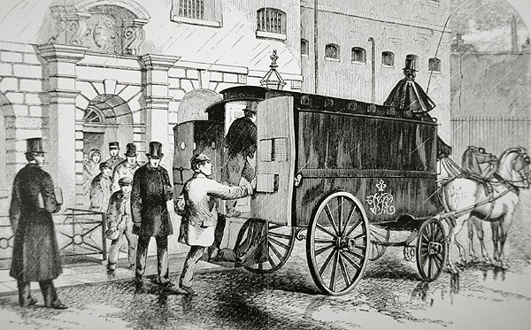 कैदी 1870 के दशक में 'ब्लैक मारिया' के नाम से जानी जाने वाली एक पुलिस वैन में सवार होते हैं (उत्कीर्णन) द्वारा अंग्रेजी स्कूल