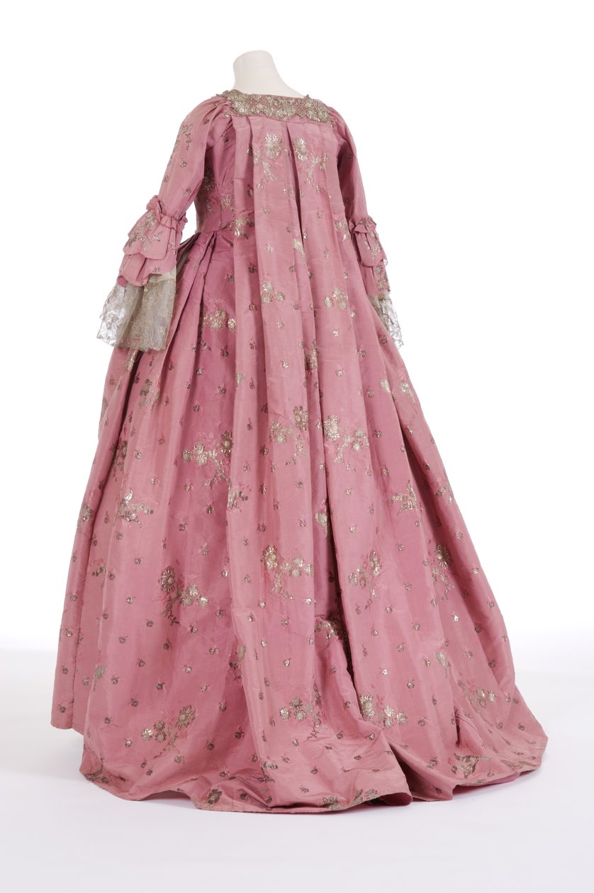 एक बोरी बैक ड्रेस का रियर व्यू, 1750s (बुने हुए रेशम और सिल्वर धातु के धागे) द्वारा अंग्रेजी स्कूल