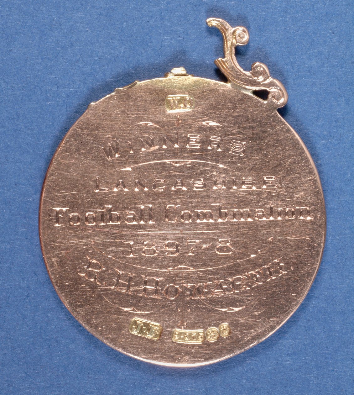 एक प्रेस्टन नॉर्थ एंड फुटबॉल क्लब पदक का उल्टा, 1897-98 (धातु) (315000 भी देखें) द्वारा अंग्रेजी स्कूल