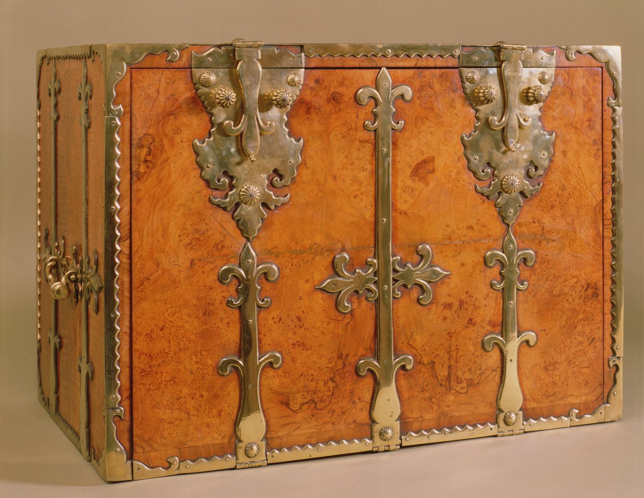 गिल्ट कांस्य माउंट के साथ यात्रा सचिव, c.1700 (अखरोट) द्वारा अंग्रेजी स्कूल