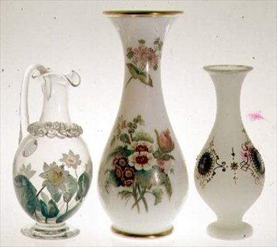 19वीं शताब्दी के मध्य में हेनरी जी रिचर्डसन द्वारा क्रिस्टल के साथ सिरेमिक पेंट में वाटर-लिली से सजाया गया पानी का जग; 19वीं सदी के अंत में हेनरी जी.रिचर्डसन द्वारा दो ओपल कांच के फूलदान; तामचीनी पेंटिंग के साथ ओपल ग्लास फूलदान, 19 वीं सदी के अंत में (कांच द्वारा अंग्रेजी स्कूल