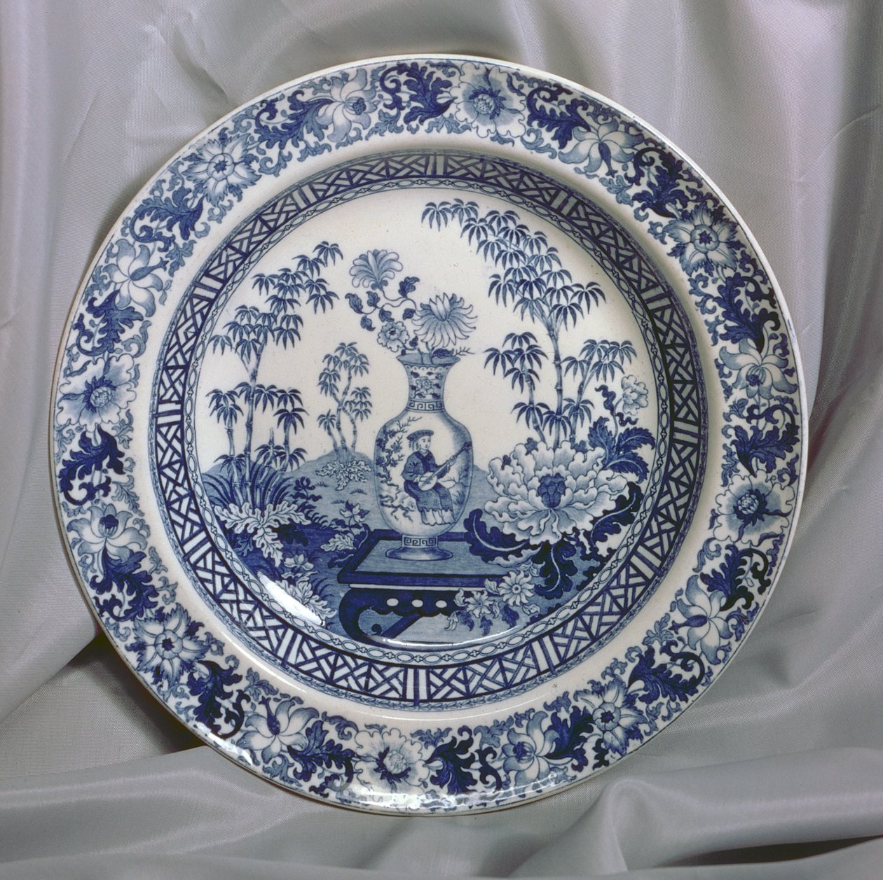 वेजवुड ब्लू प्रिंटेड प्लेट, चीनी फूलदान पैटर्न, c.1810 (सिरेमिक) द्वारा अंग्रेजी स्कूल