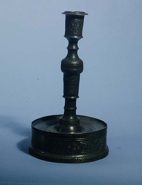 राहत की सजावट के साथ विलियम गरिंजर कैंडलस्टिक, दिनांक 1616 (पेवर्स) द्वारा अंग्रेजी स्कूल