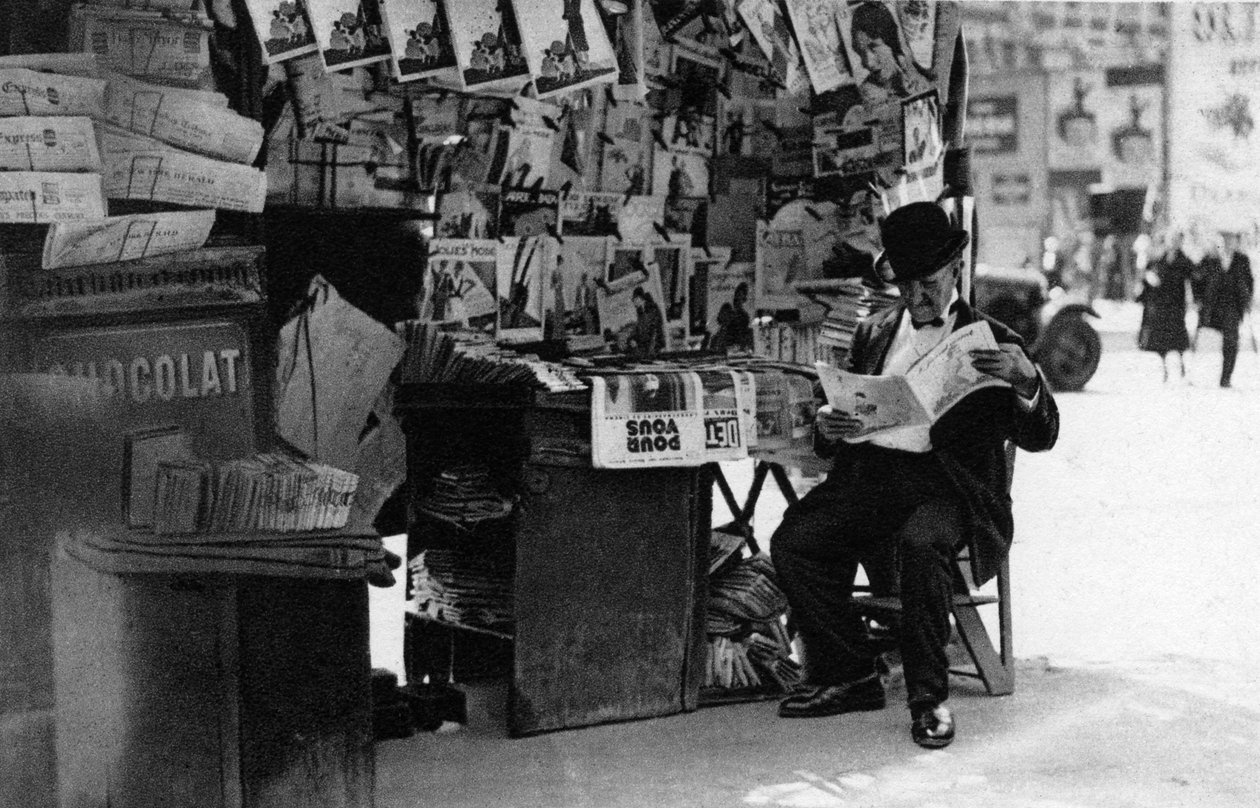 समाचार पत्र स्टैंड, पेरिस, 1931। द्वारा अर्नेस्ट फ्लेमरियन