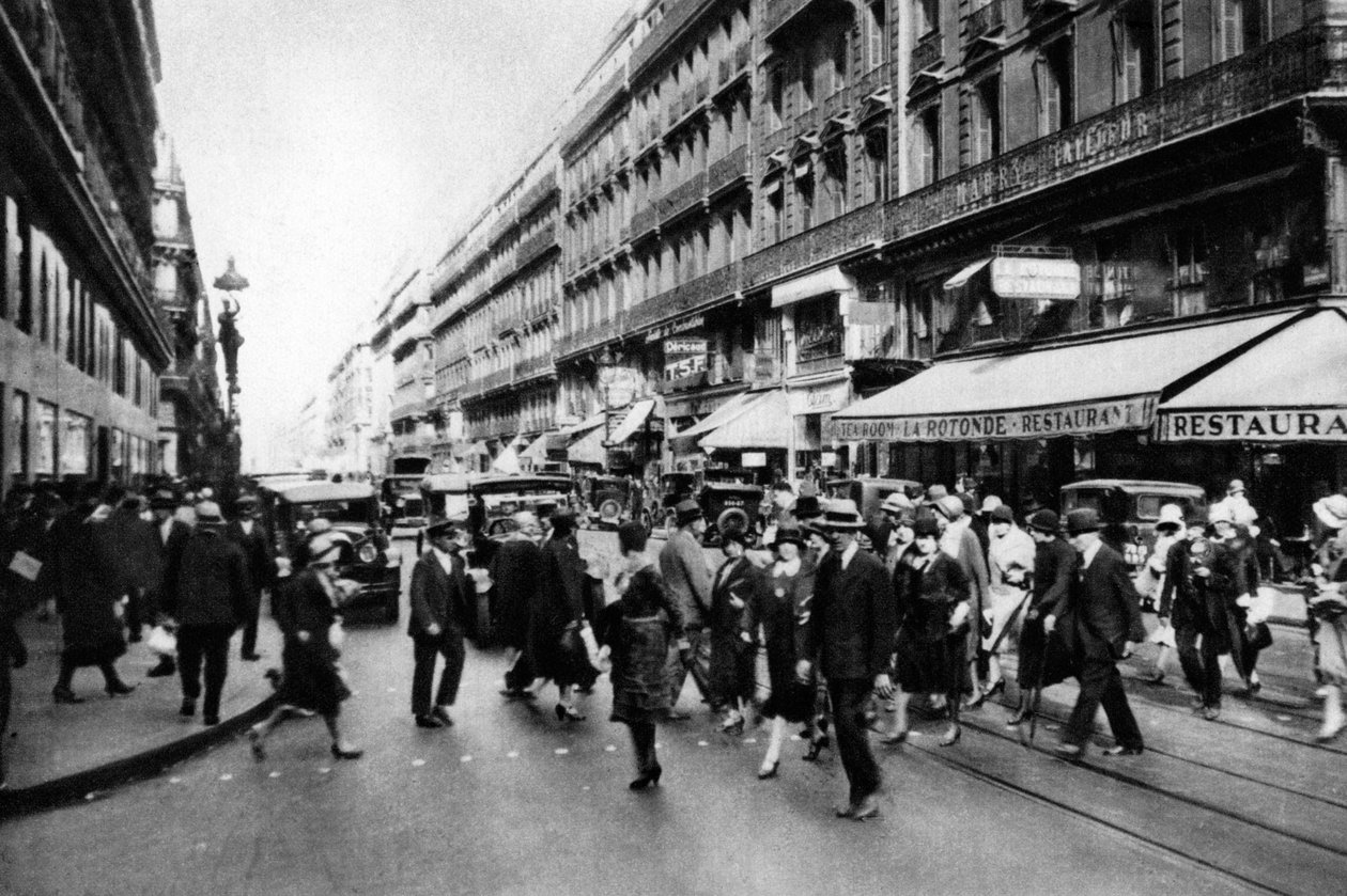 Rue Lafayette खरीदारी के समय, पेरिस, 1931। द्वारा अर्नेस्ट फ्लेमरियन
