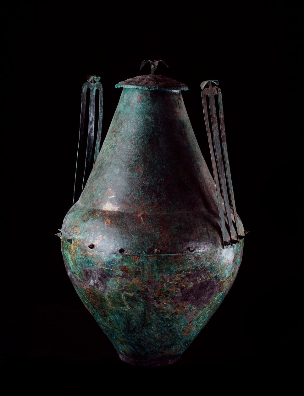 Etruscan सभ्यता: द्वि-कांस्य फूलदान डबल हैंडल और ढक्कन के साथ Vulci में कांस्य टैंक की कब्र से 680-670 ईसा पूर्व द्वारा इट्रस्केन