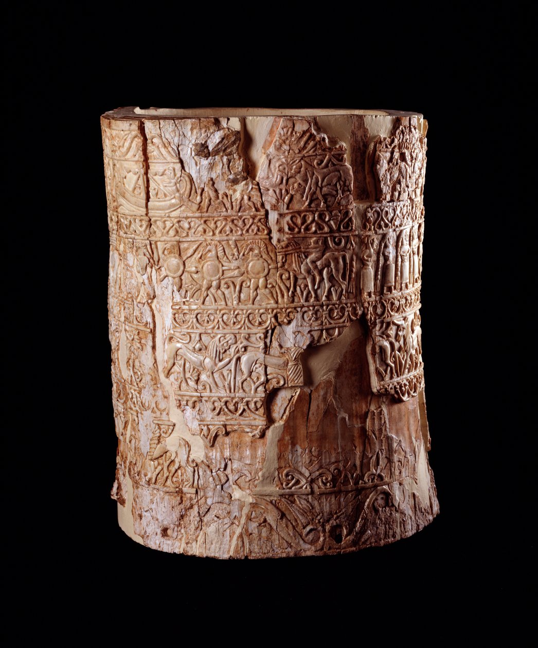 Etruscan सभ्यता: आइवरी सिबोरियम पनिया के मकबरे से एक चिशी, इटली - 7 वीं शताब्दी ई.पू. द्वारा इट्रस्केन