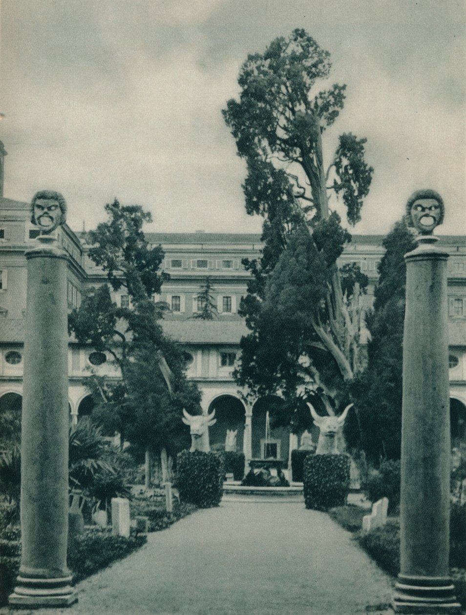 1927 में इटली के बाथ ऑफ डायोक्लेशियन के संग्रहालय में गार्डन द्वारा यूजेन पोपेल