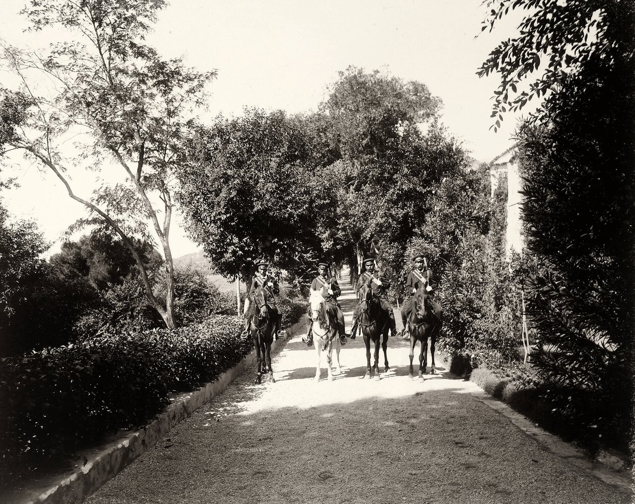 फार्म लो Zucco, सिसिली में घोड़े पर वर्दीधारी पुरुषों का एक समूह, c.1900 द्वारा यूजेनियो इंटरग्लगेलीमी