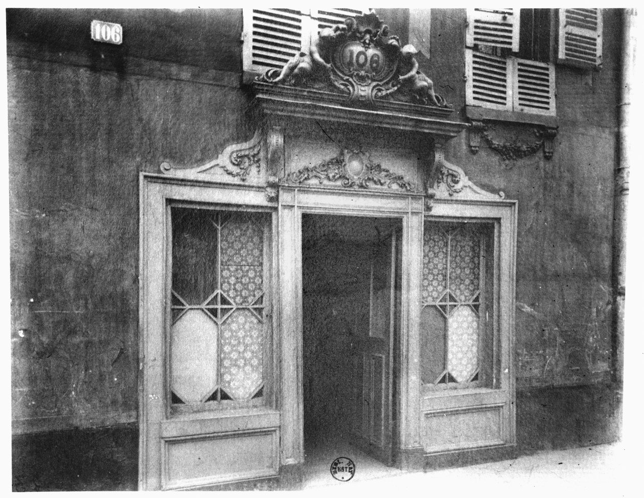 पेरिस में वेश्यालय का प्रवेश, 106 rue de Suffren, c.1900 द्वारा यूजेन एटगेट