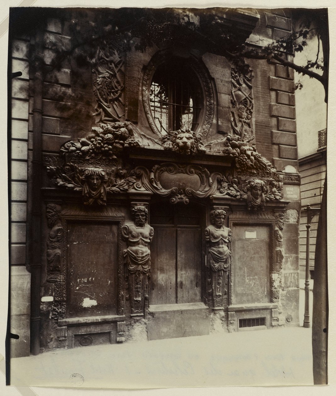 Hôtel de Fieubet या Hôtel de la Valette (वर्तमान निजी मासिलॉन प्रतिष्ठान), 2 bis quai des Celestins, 4th arrondissement, पेरिस (एल्बम प्रिंट) द्वारा यूजेन एटगेट