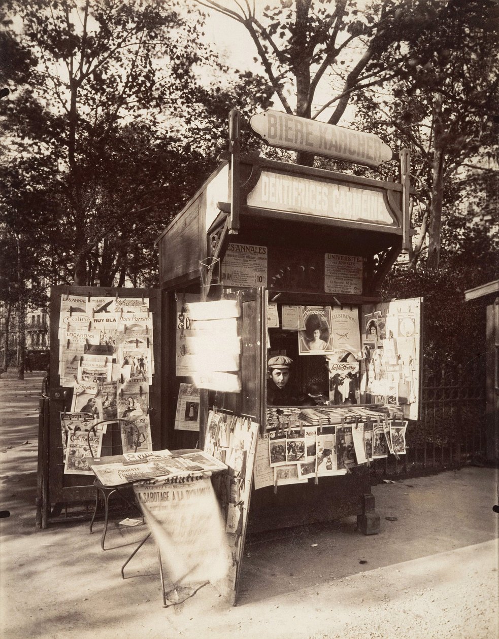 पेरिस में कियोस्क, c.1910 (सीपिया फोटो) द्वारा यूजेन एटगेट