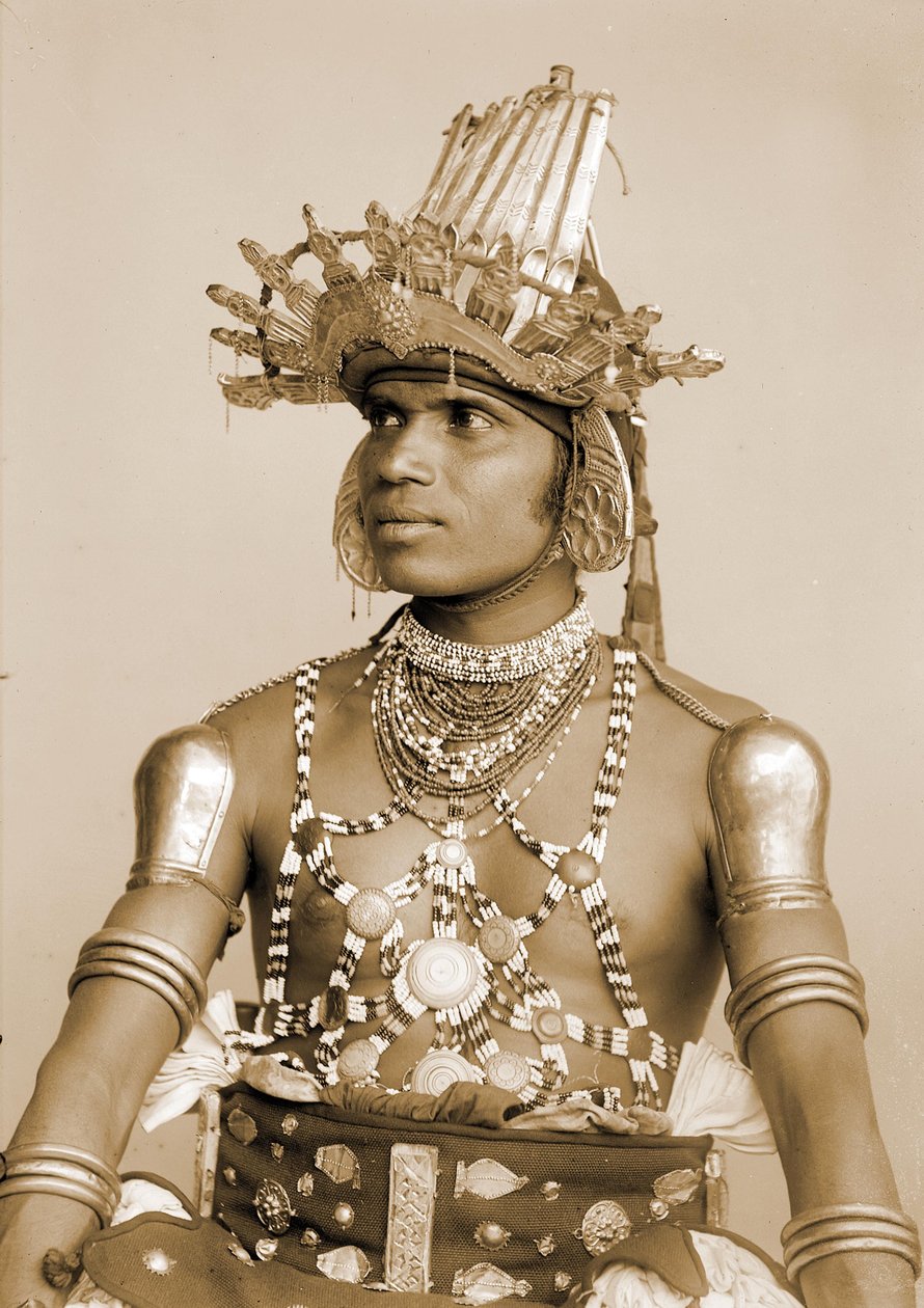 उभरा हुआ चांदी के हेलमेट के साथ एक श्रीलंकाई डांसर का पोर्ट्रेट, c.1890 द्वारा यूजेन ट्रुटैट