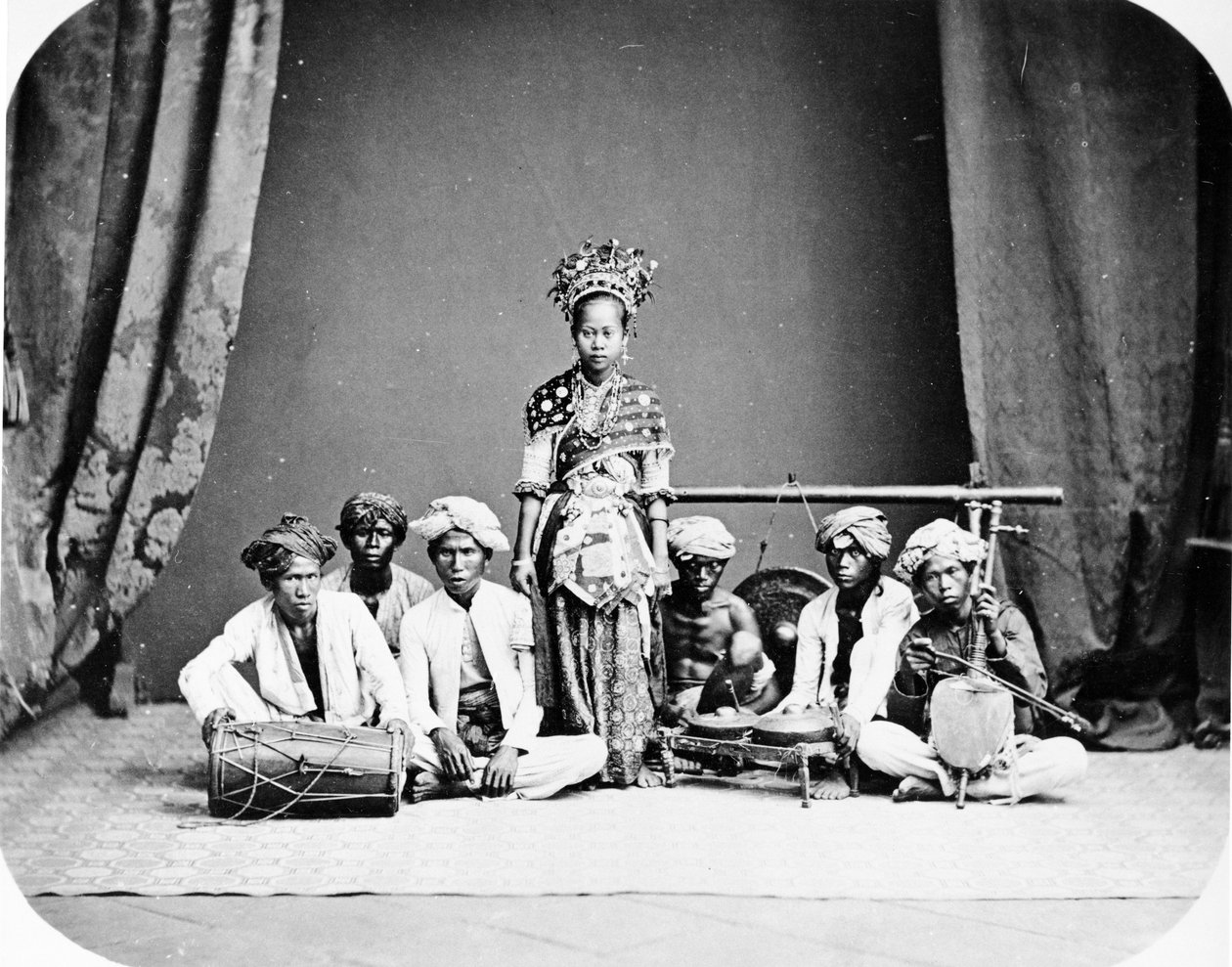 बटावियन डांसिंग गर्ल, c.1870s द्वारा यूरोपीय फोटोग्राफर
