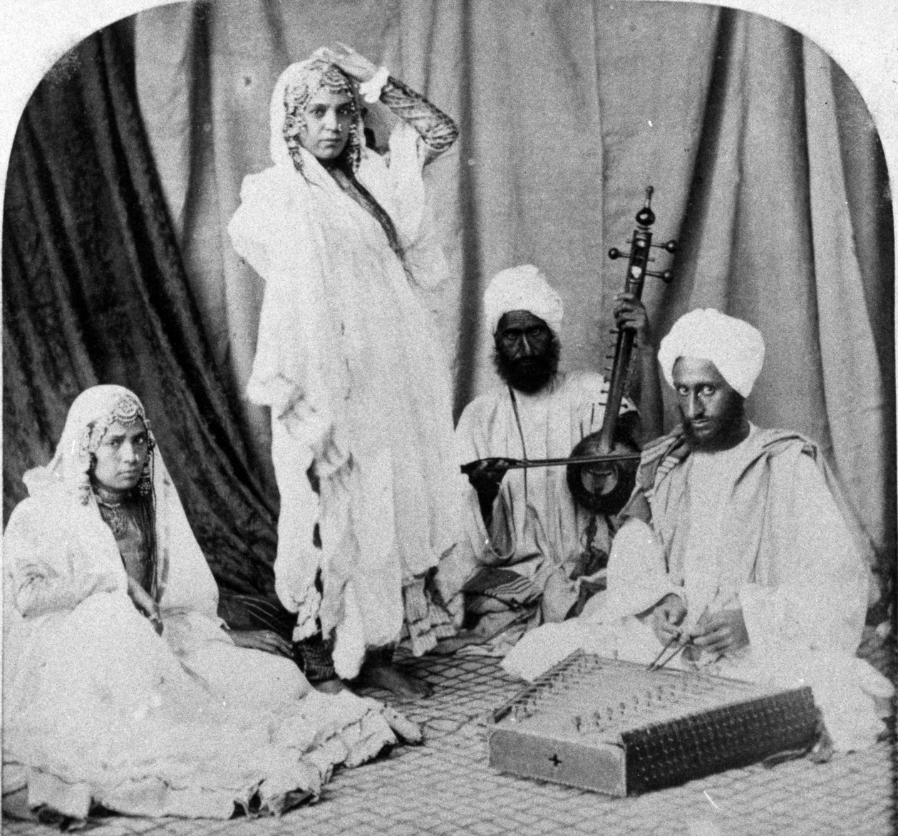 Nautch लड़कियों और संगीतकारों, c.1860-80 द्वारा यूरोपीय फोटोग्राफर