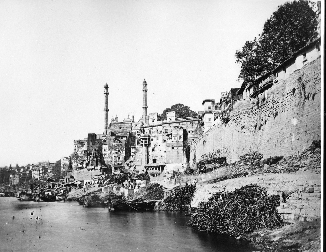 पचगंगा घाट और औरंगजेब मस्जिद, बनारस, c.1860-70s द्वारा यूरोपीय फोटोग्राफर