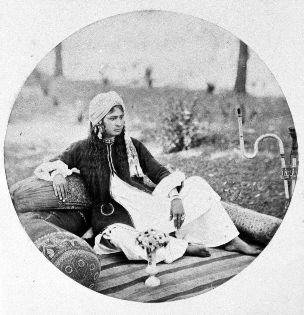 पोर्ट ऑफ़ ए नौच गर्ल, c.1860s द्वारा यूरोपीय फोटोग्राफर