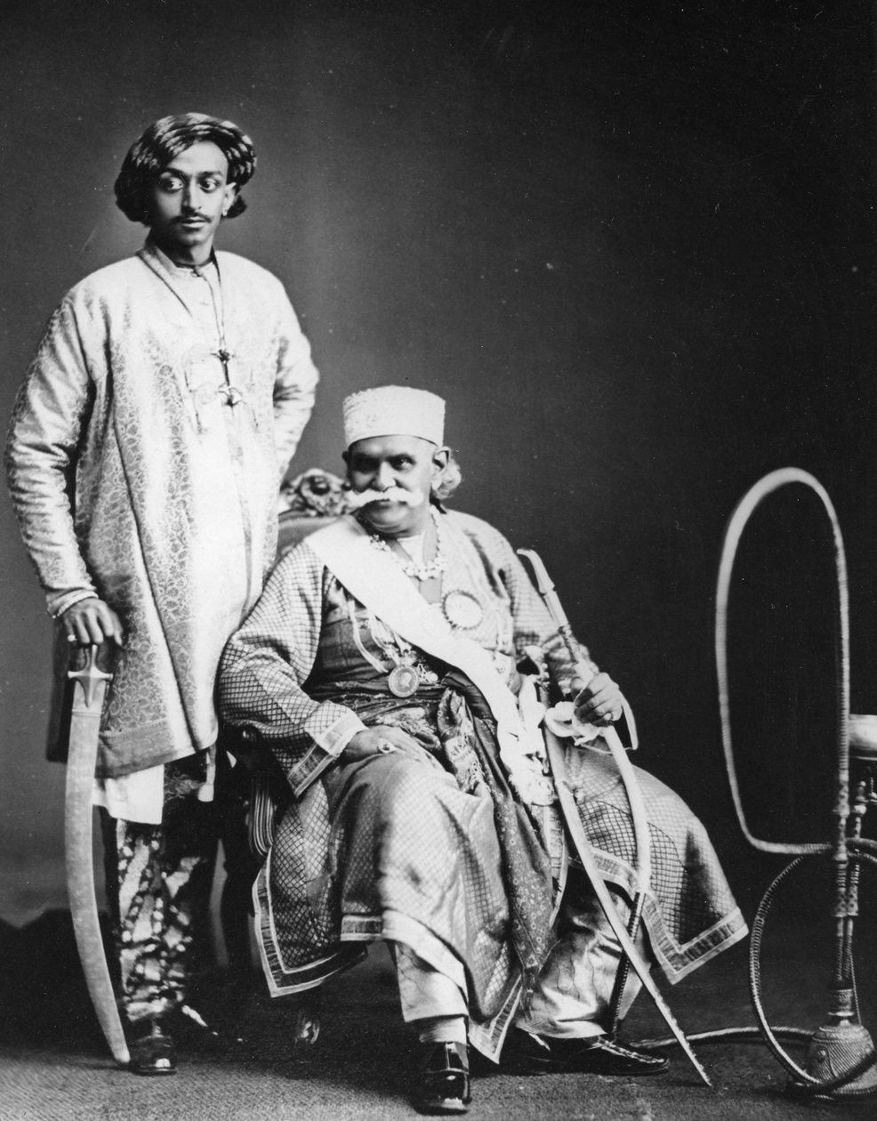 बनारस के महाराज और उनके पुत्र, c.1870s द्वारा यूरोपीय फोटोग्राफर