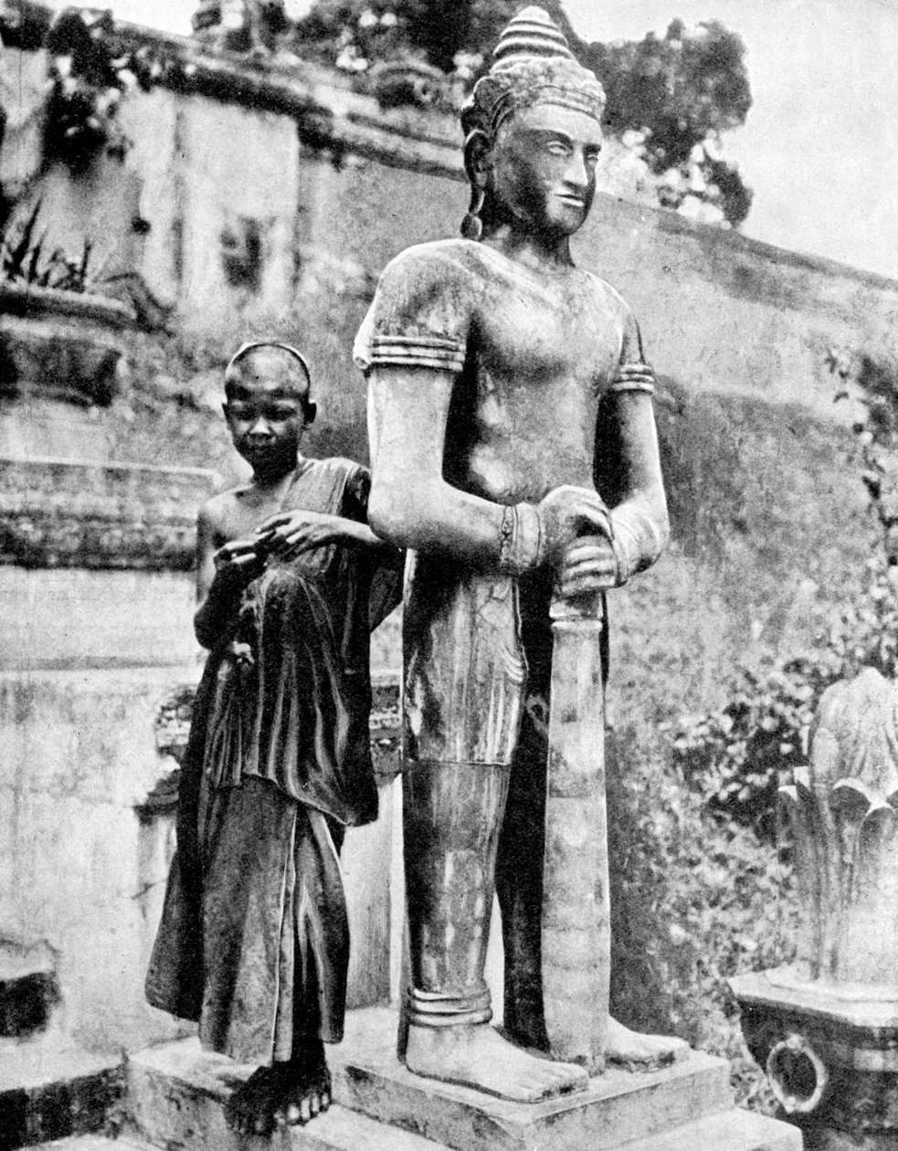 महान बुद्ध, 1936 के युवा भक्त। द्वारा ईवोलिंग गैलोवे