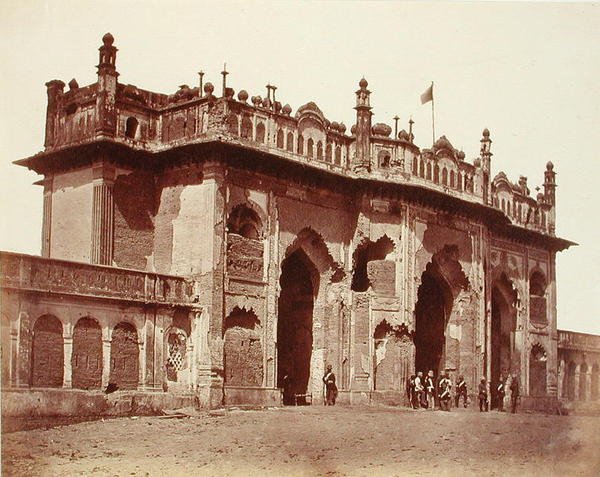 लखनऊ में एक गेटवे द्वारा फेलिस बीटो