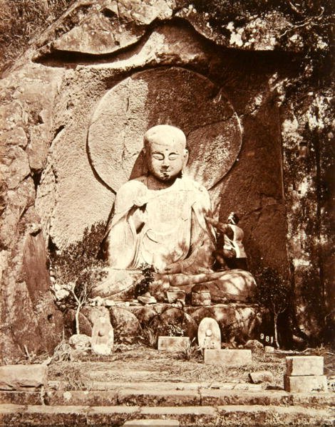 एक जापानी बुद्ध प्रतिमा (बी/डब्ल्यू फोटो) द्वारा फेलिस बीटो
